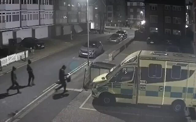 Londoni gyújtogatás– eredetileg a zsinagóga volt a célpont