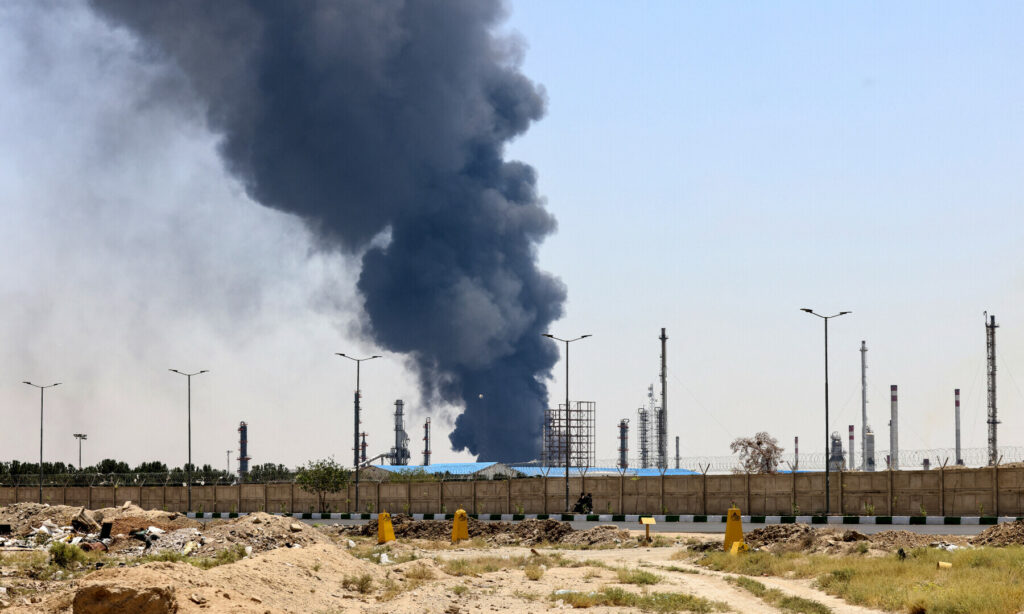 Izrael iráni petrolkémiai komplexumokat támadott, iráni katonai vezetőket likvidált