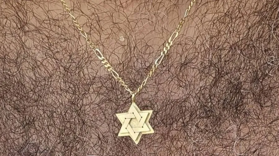 Letépték Dávid-csillagos nyakláncát és ütlegelni kezdték