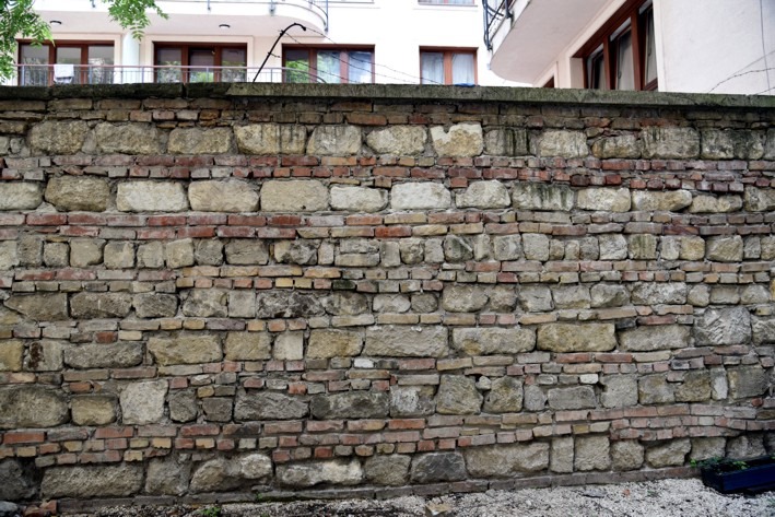 Határvonal és fal, avagy egy városi legenda születése