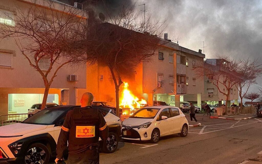 Két holttestet találtak iráni rakéta támadás után Haifán, két ember eltűnt