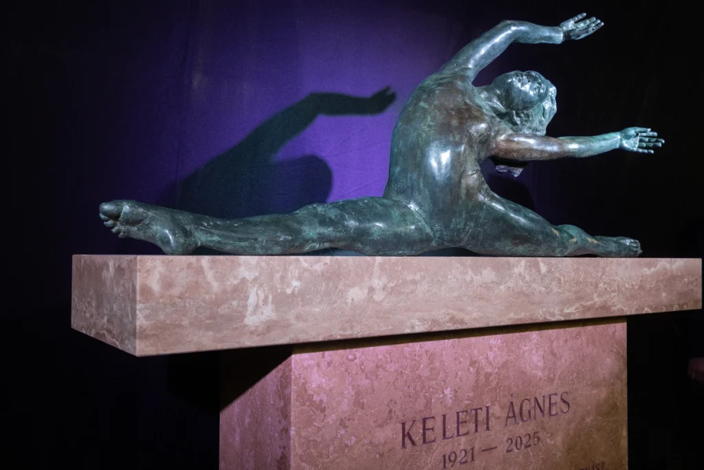 Felavatták Keleti Ágnes szobrát a budapesti Hild téren