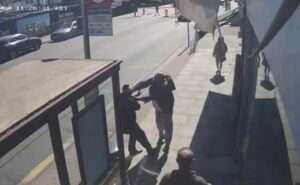 Két zsidó férfit megkéseltek egy londoni támadásban, állapotuk súlyos