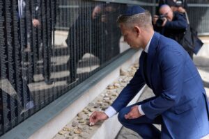 Holokauszt megemlékezés a Páva utcai emlékközpontban a kormányt alakító Magyar Péter jelenlétében