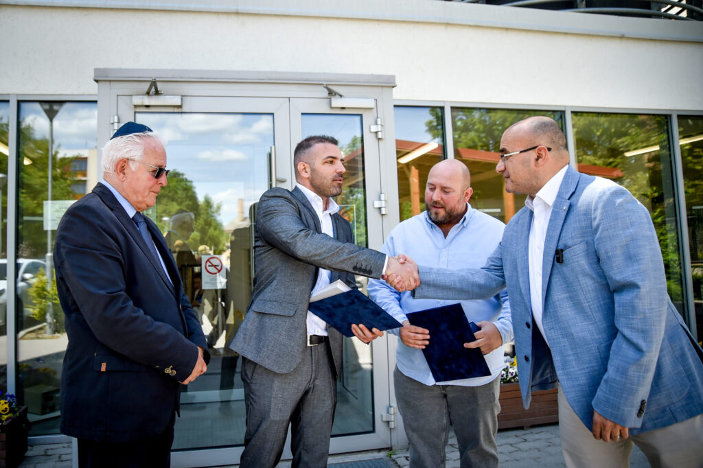 A Szeretetkórház alapítványa megkapta az elárverezett lejárató plakátból befolyt összeget