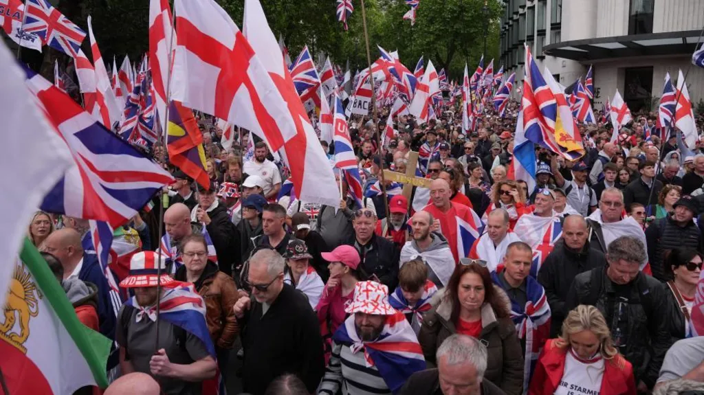 Bevándorlás-ellenes és palesztinpárti tömegtüntetések kezdődtek Londonban, példátlan rendőri készültséggel