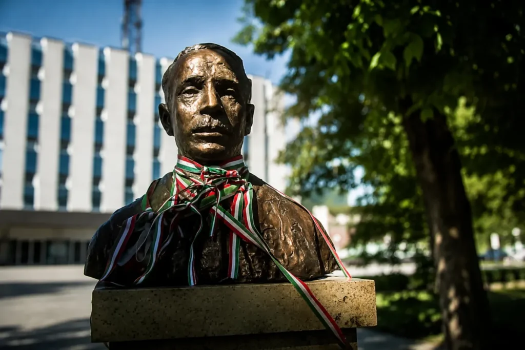 Eltávolíttatják Nyírő Jőzsef és Wass Albert köztéri emlékjeleit Erdélyben?