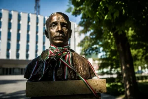 Eltávolíttatják Nyírő Jőzsef és Wass Albert köztéri emlékjeleit Erdélyben?