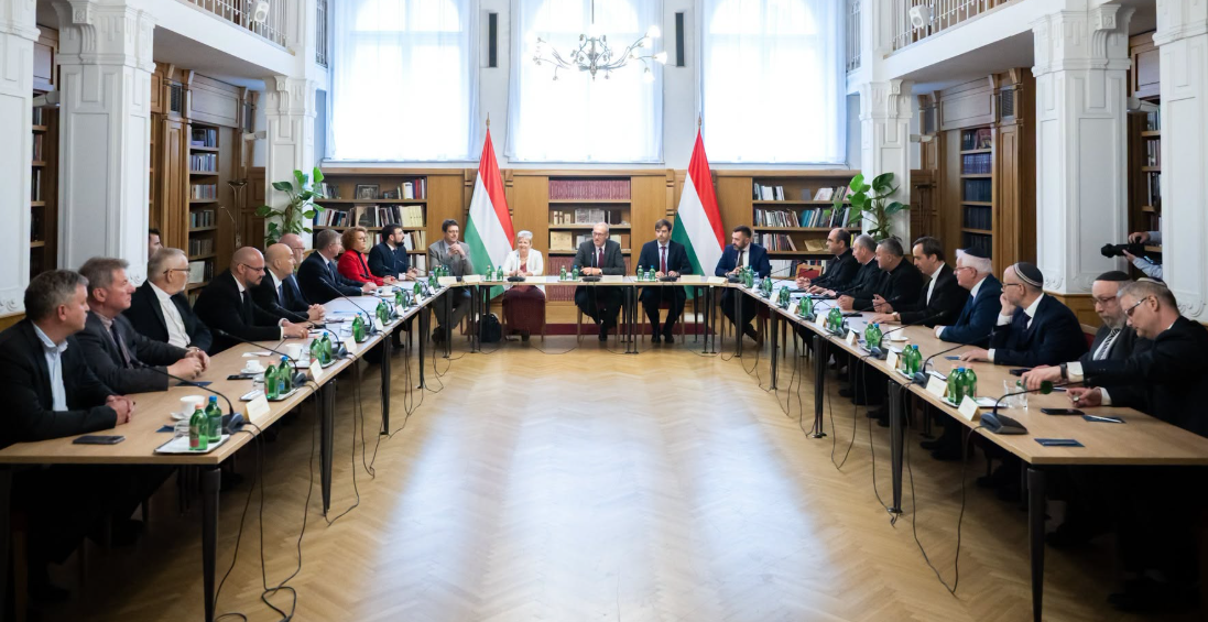 Tizenhat évnyi „politikai függőség” után az egyházakkal korrekt, párbeszédre...