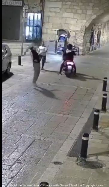 Vallásos zsidó fiatalok örmény templom előtt garázdálkodtak