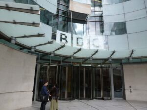 A BBC és a posztumusz sajtóigazolvány