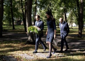 Orbán Anita külügyminiszter Rigában magyar zsidó deportált nők emlékére koszorúzott