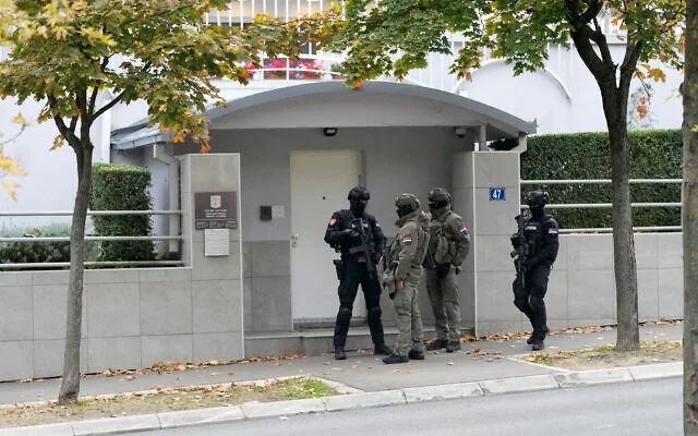 Késelés Izrael belgrádi nagykövetségénél, “Allah AKhbar!” kiáltásssal támadt az elkövető