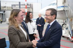 Izrael államelnöke Budapestre érkezett