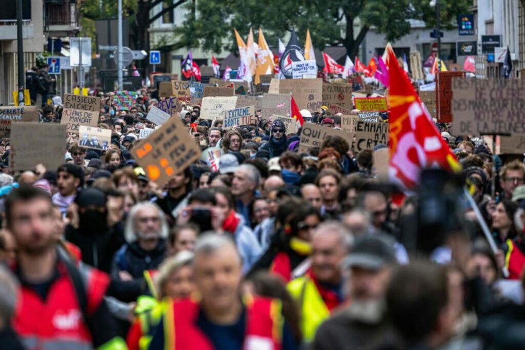 Franciaország újabb tüntetésekre készül: 70 ezer rendőrt vezényeltek az utcára
