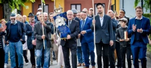 A váci zsinagógába visszatért a Tóra és újra fellobbant az örökmécses lángja