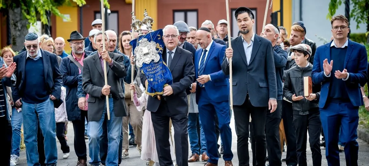 A váci zsinagógába visszatért a Tóra és újra fellobbant az örökmécses lángja
