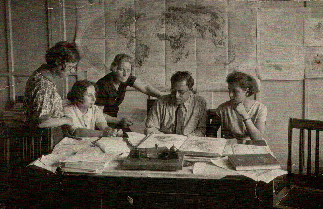 A Nagy Szovjet Világatlasz szerkesztőségében, Moszkva, 1935.jpg